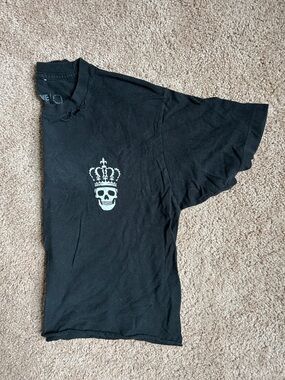 Black Cropped Graphic Tee with Crowned Skull “Bow to No One”